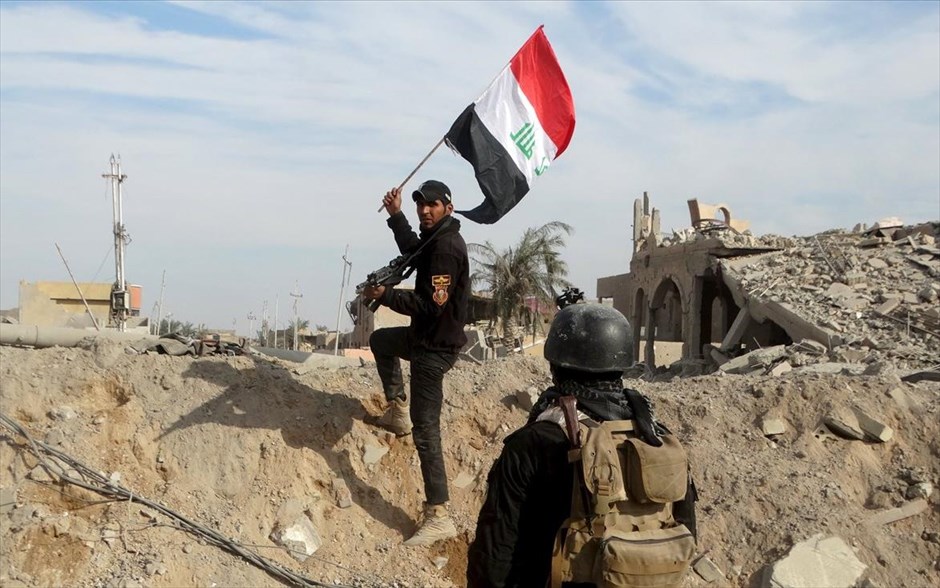 Η ιρακινή σημαία επιστρέφει στο Ραμάντι. Οι ιρακινές δυνάμεις έθεσαν υπό τον έλεγχό τους στρατηγικής σημασίας κυβερνητικό κτήριο στο κεντρικό Ραμάντι, το τελευταίο προπύργιο των τζιχαντιστών του Ισλαμικού Κράτους στην δυτική πόλη, δήλωσε εκπρόσωπος του ιρακινού στρατού. «Η ανάληψη του ελέγχου του κτηριακού συγκροτήματος, πρώην έδρα της επαρχιακής κυβέρνησης, σημαίνει ότι οι τζιχαντιστές ηττήθηκαν στο Ραμάντι» δήλωσε ο Σαμπάχ αλ-Νούμαν. «Το επόμενο στάδιο είναι να καθαρίσουμε σημεία όπου μπορεί να υπάρχουν διάσπαρτοι στην πόλη εκρηκτικοί μηχανισμοί και νάρκες» σημείωσε.