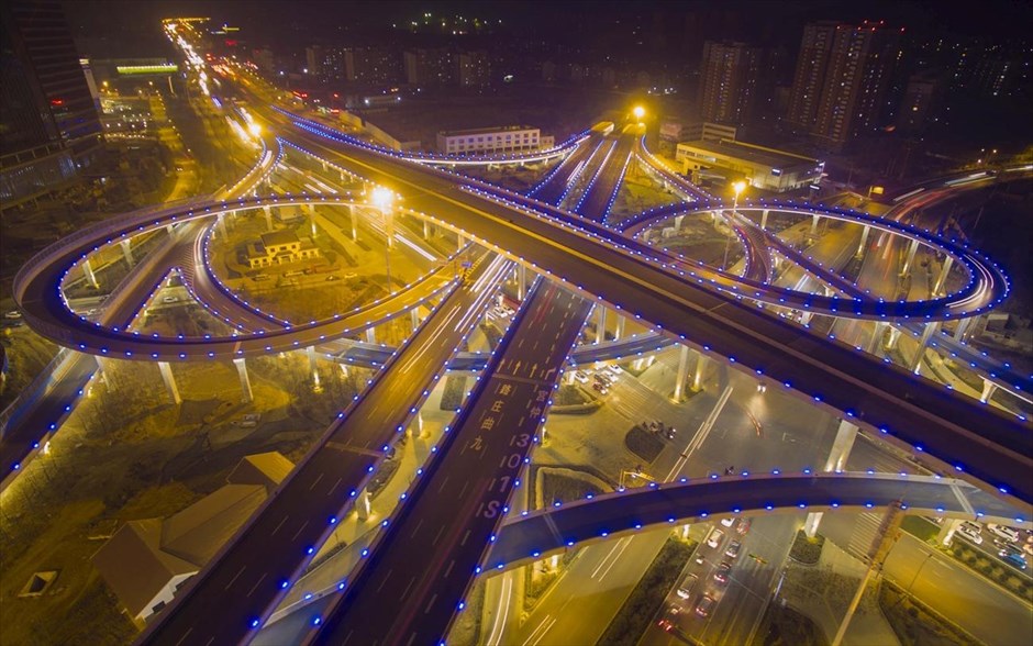 Στιγμιότυπο από την Κίνα. Αερογέφυρα, φωτισμένη με μπλε χρώμα διακρίνεται κατά τη διάρκεια μίας ομιχλώδους ημέρας στην Τζινάν της επαρχίας Σανντόνγκ.