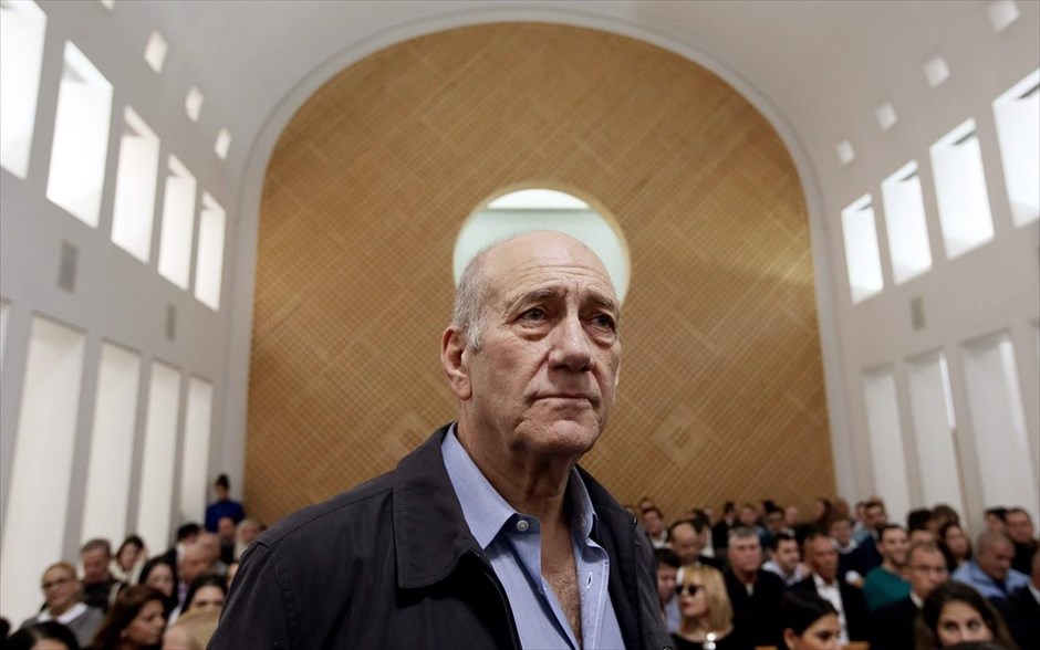 Ισραήλ: Στη φυλακή για 18 μήνες ο Εχούντ Όλμερτ. Το ανώτατο δικαστήριο του Ισραήλ απάλλαξε τον πρώην πρωθυπουργό της χώρας, Εχούντ Όλμερτ, από την μία καταδικαστική απόφαση για διαφθορά και επιβεβαίωσε την καταδίκη του για δεύτερη υπόθεση διαφθοράς, μειώνοντας την ποινή του σε φυλάκιση 18 μηνών χωρίς αναστολή. Θα είναι ο πρώτος πρώην πρόεδρος της κυβέρνησης στο Ισραήλ που θα φυλακιστεί στη χώρα του.