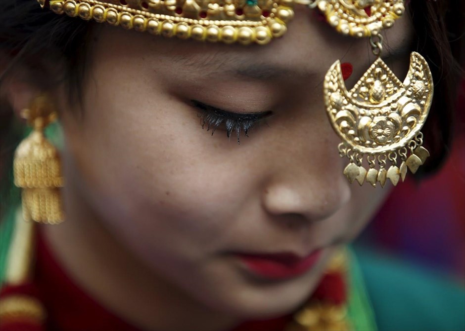 Παρέλαση για το έτος του πιθήκου. Κοπέλα με παραδοσιακή φορεσιά των Γκουρούνγκ συμμετέχει σε παρέλαση για την υποδοχή του έτους του πιθήκου (σύμφωνα με το κινεζικό ημερολόγιο), στο Κατμαντού του Νεπάλ.