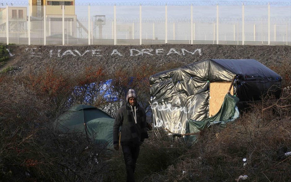 Ελπίζοντας για μια καλύτερη ζωή. Το μήνυμα «Έχουμε ένα όνειρο» έγραψαν μετανάστες σε τοίχο στο Καλαί της Γαλλίας. Μετανάστες και πρόσφυγες έχουν φτιάξει στο σημείο αυτοσχέδια καταφύγια όπου ζουν περιμένοντας την ευκαιρία για να μπουν στη Μεγάλη Βρετανία.