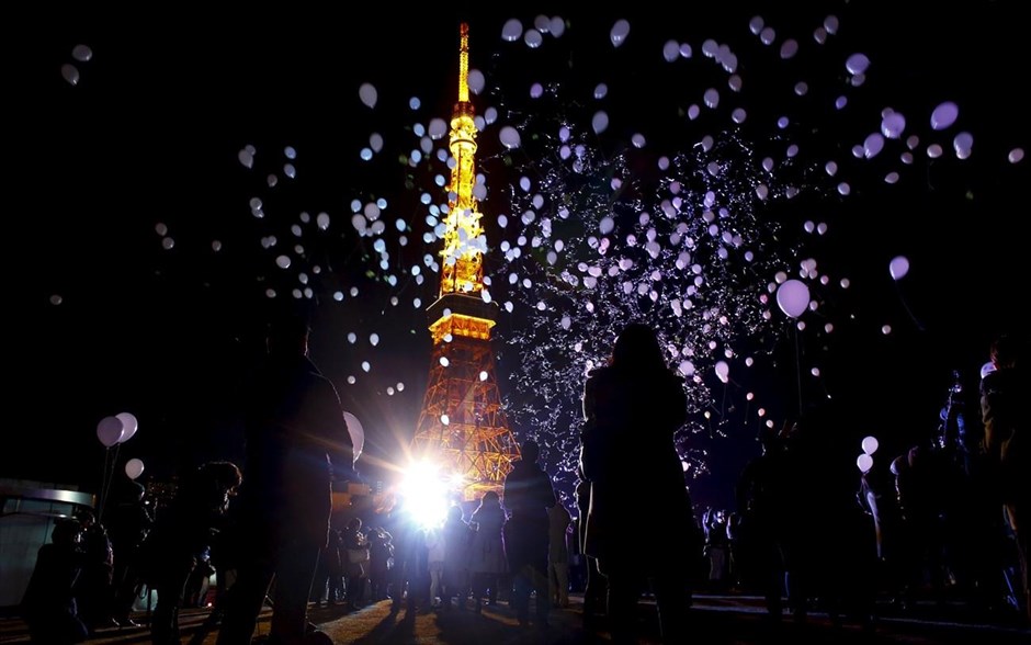 Ιαπωνία - Πρωτοχρονιά. Μπαλόνια απελευθέρωσαν στο Τόκυο μόλις άλλαξε ο χρόνος.