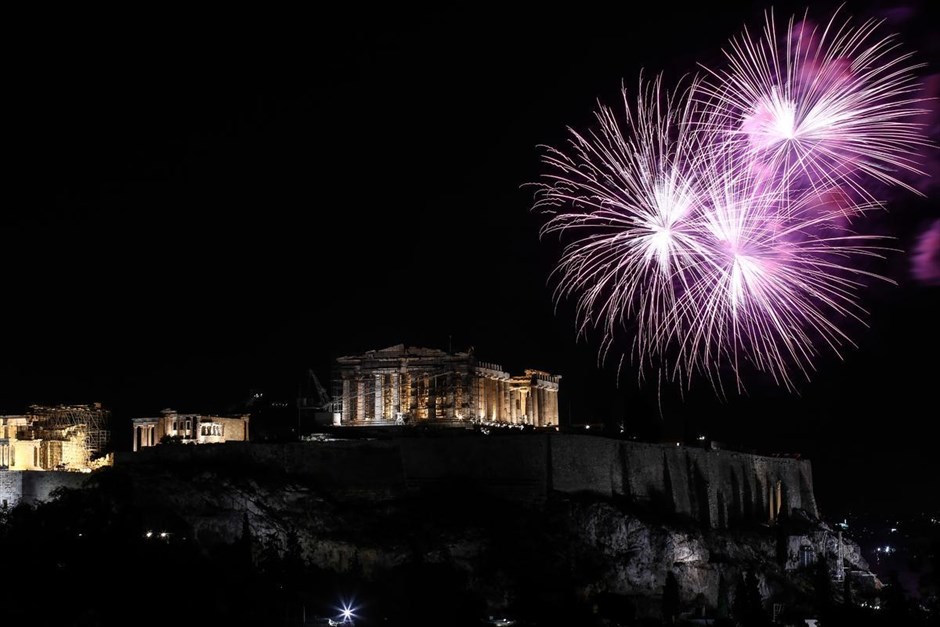 Υποδοχή του 2016 στην Αθήνα. Πυροτεχνήματα πάνω από τον Παρθενώνα για την υποδοχή του νέου έτους, την 1η Ιανουαρίου 2016.