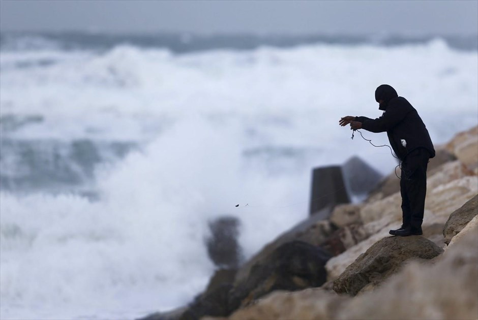 Ψάρεμα στο Ισραήλ. Ένας άνδρας ψαρεύει&nbsp;εν μέσω μιας ισχυρής καταιγίδας στην πόλη Ashkelon του Ισραήλ.