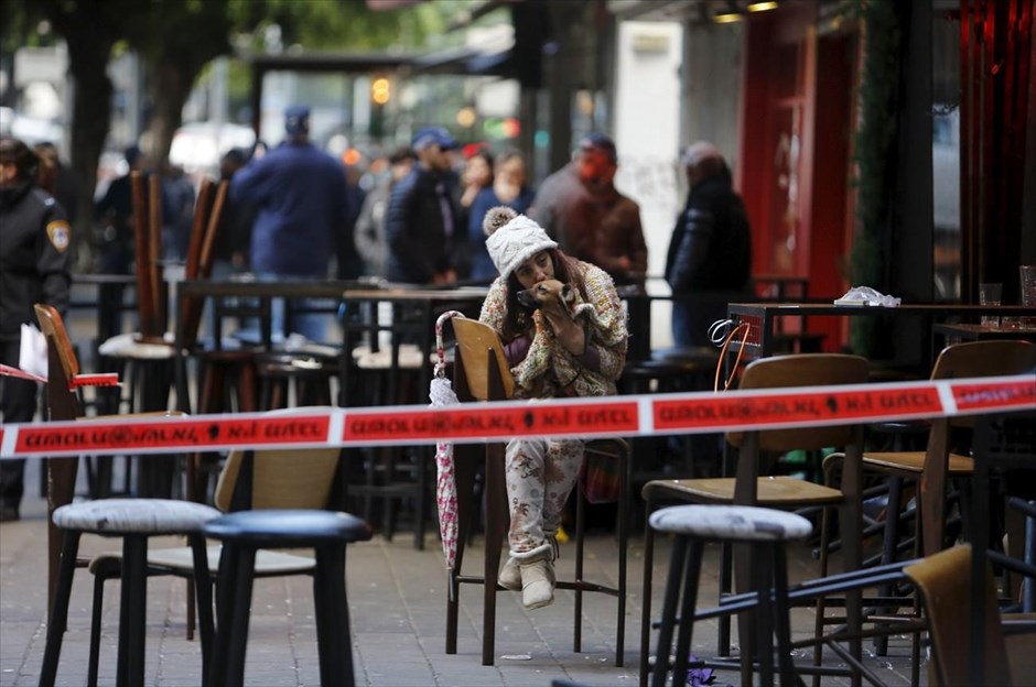 Δύο νεκροί από επίθεση σε παμπ στο Τελ Αβίβ. Μια γυναίκα κάθεται μαζί με τον σκύλο της έξω από το μπαρ Simta στην οδό Ντίζενγκοφ, στο Τελ Αβίβ, μετά την επίθεση που πραγματοποίησε στο σημείο ένοπλος άνδρας, σκοτώνοντας δύο ανθρώπους και τραυματίζοντας τουλάχιστον τρεις. Μέχρι στιγμής, το κίνητρο της επίθεσης παραμένει αδιευκρίνιστο, ενώ η αστυνομία ανέφερε ότι έχει εξαπολυθεί ανθρωποκυνηγητό στο Τελ Αβίβ για τον εντοπισμό του δράστη.
