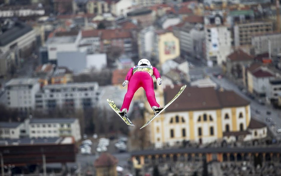 Τουρνουά Four Hills ski jumping στην Αυστρία. Ο Ελβετός αθλητής Simon Ammann «πετά» στα ύψη στο πλαίσιο των προκριματικών της τρίτης φάσης του διάσημου τουρνουά Four Hills ski jumping, που διεξάγεται στην Ίνσμπρουκ της Αυστρίας.