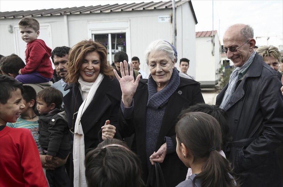 Ρεντγκρέιβ: Η Ελλάδα έχει δώσει το πιο σημαντικό μάθημα, αυτό της ανθρωπιάς. Ανεκτίμητο είναι το μάθημα ανθρωπιάς που δείχνει η Ελλάδα τον τελευταίο χρόνο με τη στάση της προς τους πρόσφυγες και τους μετανάστες, τόνισε, μεταξύ άλλων, η ηθοποιός, πολιτικός, αγωνίστρια των ανθρωπίνων δικαιωμάτων και Πρέσβειρα Καλής Θέλησης της UNICEF Βανέσα Ρεντγκρέιβ, μετά την ολοκλήρωση της επίσκεψής της στο Ανοιχτό Κέντρο Φιλοξενίας στον Ελαιώνα. Την κ. Ρεντγκρέιβ συνόδεψαν ο αναπληρωτής υπουργός Μεταναστευτικής Πολιτικής Γιάννης Μουζάλας, ο δήμαρχος Αθηναίων Γιώργος Καμίνης, η ηθοποιός Μιμή Ντενίση (στη φωτογραφία) και ο θεατρικός συγγραφέας και σεναριογράφος Μάρτιν Σέρμαν.