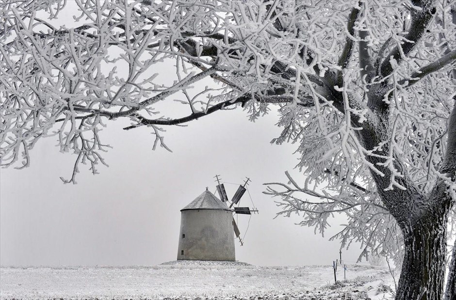 Παραμυθένιο σκηνικό στην Ουγγαρία. Ανεμόμυλος σε χιονισμένο οροπέδιο στην Ουγγαρία.