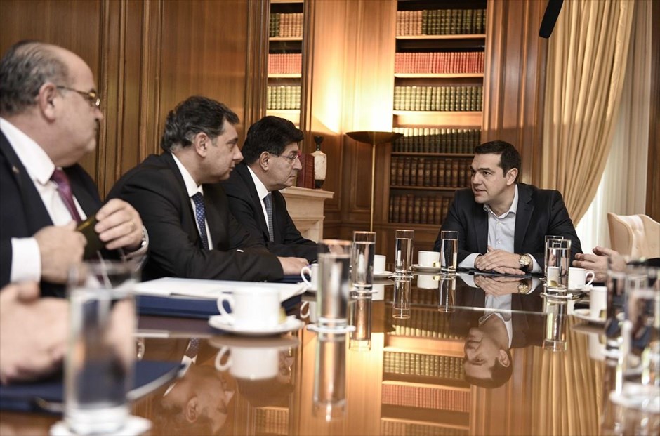 Συνάντηση του Αλ. Τσίπρα με εργοδοτικούς φορείς. Στην «κοινωνική ευθύνη» που έχουν κυβέρνηση και φορείς να βρουν τις βέλτιστες επιλογές για ένα βιώσιμο ασφαλιστικό αναφέρθηκε ο πρωθυπουργός Αλέξης Τσίπρας κατά τη συνάντησή του με τις ηγεσίες των εργοδοτικών οργανώσεων.&nbsp;