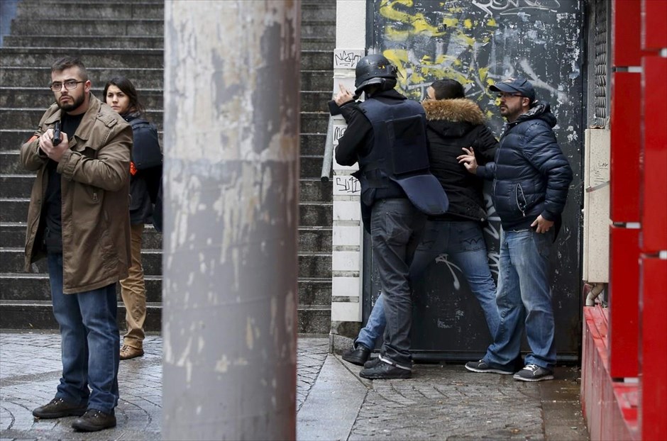 Οπλισμένος άνδρας επιχείρησε να εισβάλει σε αστυνομικό τμήμα στο Παρίσι. Μέλη της γαλλικής αστυνομίας πραγματοποιούν σωματικό έλεγχο σε περαστικό που βρισκόταν στη συνοικία Μπαρμπ, στο βόρειο Παρίσι, λίγη ώρα αφότου άνδρας οπλισμένος με μαχαίρι επιχείρησε να εισβάλει σε αστυνομικό τμήμα στο Παρίσι και δέχθηκε πυρά Γάλλων αστυνομικών, με αποτέλεσμα να πέσει νεκρός. Ο δράστης φέρεται να φώναξε, λίγο πριν χάσει τη ζωή του τη γνωστή φράση «Αλλάχου Ακμπάρ» («Ο Θεός είναι Μεγάλος»), η οποία, αν και ιδιαίτερα κοινή μεταξύ των μουσουλμάνων, έχει συνδεθεί με τις τζιχαντιστικές επιθέσεις.