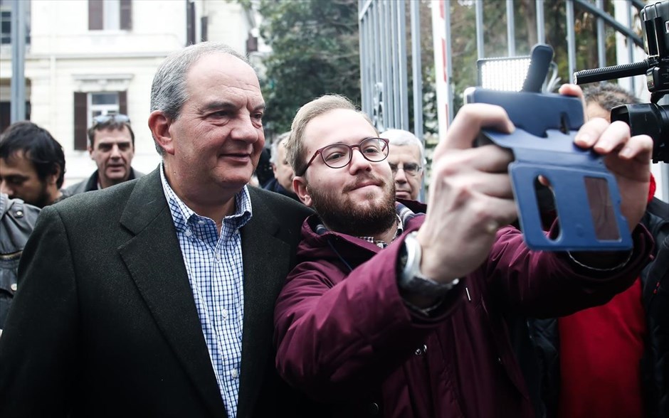 Εκλογές Νέα Δημοκρατία - Ν.Δ. Χωρίς να προβεί σε κάποια δήλωση άσκησε το εκλογικό του δικαίωμα ο πρώην πρωθυπουργός Κώστας Καραμανλής, ο οποίος ψήφισε στις 9.55 το πρωί, στη Θεσσαλονίκη.