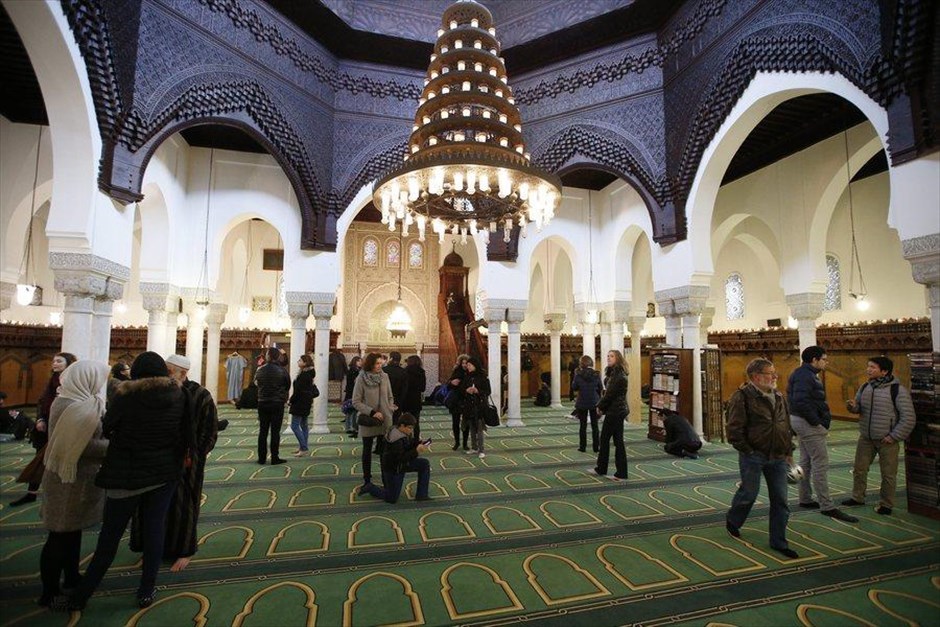 Σαββατοκύριακο ανοιχτών θυρών στα τεμένη της Γαλλίας. Κόσμος επισκέπτεται το&nbsp;Μεγάλο Τέμενος του Παρισιού.&nbsp;Εκατοντάδες μουσουλμανικά τεμένη σε ολόκληρη τη Γαλλία συμμετέχουν σε μία πρωτοφανούς κλίμακας εκδήλωση «ανοικτές πόρτες», προσφέροντας διευκρινίσεις και «τσάι της αδελφοσύνης» στους επισκέπτες, για να υπερασπισθούν ένα «Ισλάμ της ομόνοιας», στη χώρα που βρίσκεται υπό το σοκ των τζιχαντιστικών επιθέσεων.&nbsp;Εναν χρόνο μετά τις επιθέσεις κατά του Charlie Hebdo και του Hyper Cacher, η πρωτοβουλία προήλθε από το Γαλλικό Συμβούλιο Μουσουλμανικής Λατρείας, το οποίο εκπροσωπεί τα μουσουλμανική τεμένη της Γαλλίας.