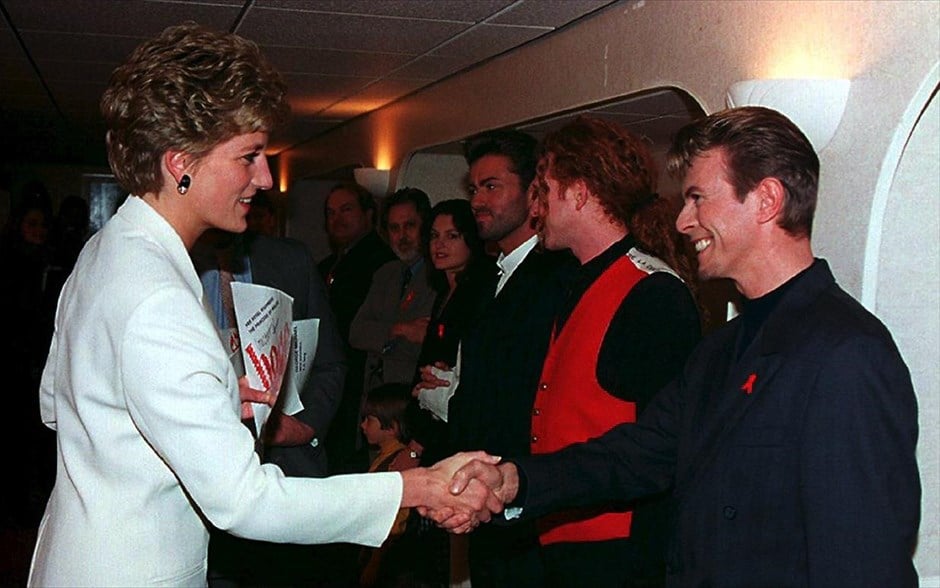 Ντέιβιντ Μπάουι. Η πριγκiπισσα Νταϊάνα ανταλάσσει χειραψία με τον Ντέιβιντ Μπάουι, στα παρασκήνια του Γουέμπλεϊ Αρένα στο Λονδίνο, 1 Δεκεμβρίου 1993.