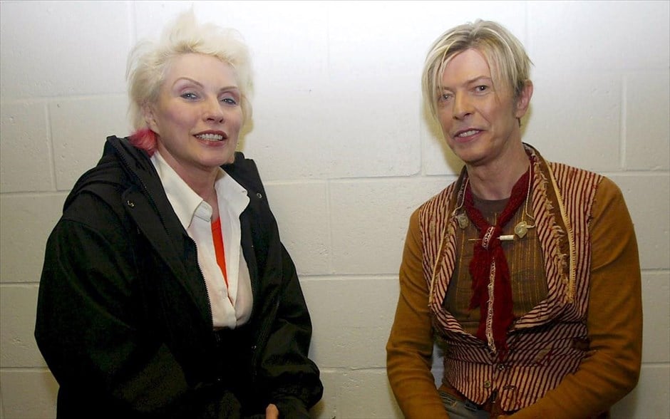Ντέιβιντ Μπάουι. Ο Ντέιβιντ Μπάουι με την τραγουδίστρια των Blondie, Ντέμπορα Χάρι, λίγο πριν τη συναυλία του στο Μάντσεστερ, στο πλαίσιο της περιοδείας του στο Ηνωμένο Βασίλειο, 17 Νοεμβρίου 2003.