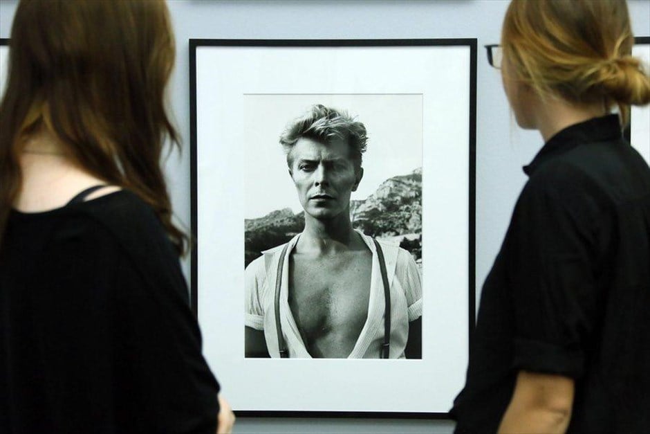 Πέθανε ο Ντέιβιντ Μπάουι. Πορτραίτο του Ντέιβιντ Μπάουι στο Ίδρυμα Χέλμουτ Νιούτον στο Βερολίνο, στις 26 Νοεμβρίου 2014. Η φωτογραφία λήφθηκε το 1983 από τον Γερμανό φωτογράφο Χέλμουτ Νιούτον.
