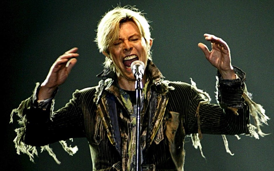 Ντέιβιντ Μπάουι. Στιγμιότυπο από συναυλία στην Πράγα, στο πλαίσιο της παγκόσμιας περιοδείας του "A Reality Tour", 23 Ιουνίου 2004.