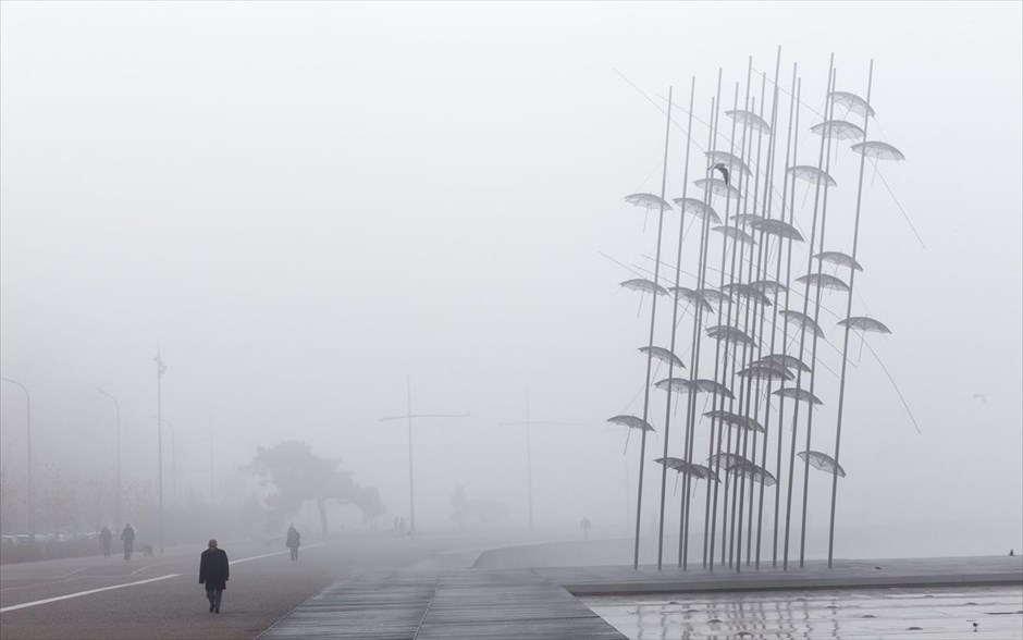 Ομίχλη στην παραλία της Θεσσαλονίκης . Ομίχλη στην παραλία της Θεσσαλονίκης.