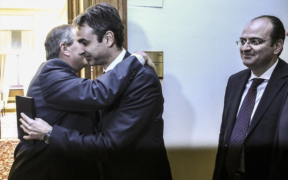 Συνάντηση του Κώστα Καραμανλή με τον Κυριάκο Μητσοτάκη . Περίπου 45 λεπτά διήρκεσε η συνάντηση του νέου προέδρου της Νέας Δημοκρατίας&nbsp;Κυριάκου Μητσοτάκη, με τον πρώην πρωθυπουργό&nbsp;Κώστα Καραμανλή. Εξερχόμενος του γραφείου του κ. Καραμανλή στη Βουλή, ο κ. Μητσοτάκης, όταν ρωτήθηκε από τους δημοσιογράφους πώς πήγε η συνάντηση, απάντησε «θαυμάσια».
