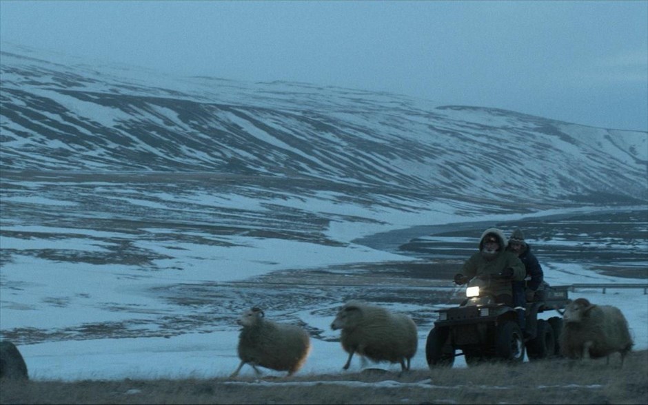 «Δεσμοί αίματος». «Δεσμοί αίματος»: Συμβαδίζοντας με τον ρυθμό της Φύσης, μαύρο χιούμορ και δράμα εναλλάσσονται στην πολυβραβευμένη ισλανδική ταινία του Γκρίμουρ Χακόναρσον, η οποία κέρδισε κοινό και κριτικούς στο Φεστιβάλ Καννών 2015, αποσπώντας το βραβείο καλύτερης ταινίας στο τμήμα «Ένα Κάποιο Βλέμμα» και το βραβείο καλύτερης ταινίας - Χρυσός Αλέξανδρος στο 56ο Φεστιβάλ Κινηματογράφου. Επίσης, είναι η επίσημη πρόταση της Ισλανδίας για το Όσκαρ καλύτερης ξενόγλωσσης ταινίας.