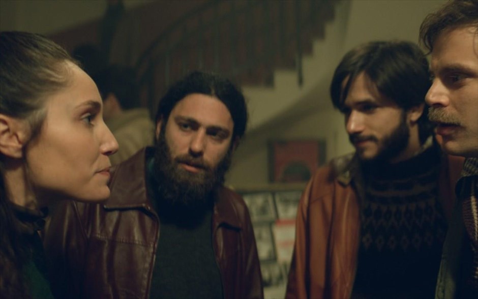  «Νοτιάς». «Νοτιάς»: Ο Τάσος Μπουλμέτης, σεναριογράφος και σκηνοθέτης της τεράστιας εισπρακτικής και καλλιτεχνικής επιτυχίας «Πολίτικη κουζίνα», της πιο εμπορικής ταινίας της τελευταίας εικοσαετίας, με 8 βραβεία στο Φεστιβάλ Κινηματογράφου Θεσσαλονίκης και διεθνή διανομή σε περισσότερες από 40 χώρες, επιστρέφει με τη νέα του ταινία, μια συγκινητική ιστορία ενηλικίωσης. Ήρωάς της είναι ένας ρομαντικός νέος, ο οποίος, με φόντο την ταραχώδη Ελλάδα του ’60, του ’70 και του ’80, ωριμάζει, με εφόδια την Ιστορία, τους μύθους, τις προσδοκίες και τα όνειρα μιας ολόκληρης χώρας.