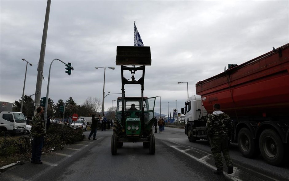 Διαμαρτυρία αγροτών στις Σέρρες. Αγρότες παρέταξαν τα τρακτέρ τους στην άκρη του δρόμου στον κόμβο του Λευκώνα, στις Σέρρες, διαμαρτυρόμενοι για το νέο ασφαλιστικό που είναι υπό διαπραγμάτευση.
