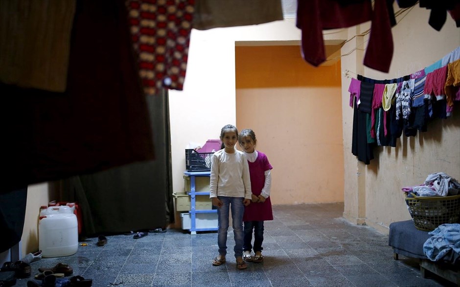 Τα όνειρα των παιδιών της Συρίας. Η εννιάχρονη Ιλάφ Χασάν και η επτάχρονη αδερφή της Μπερά, ποζάρουν στο φωτογραφικό φακό στον προσφυγικό καταυλισμό Γιαϊλαντάγκι, στην επαρχία Χατάι κοντά στα σύνορα με τη Συρία, στην Τουρκία.
