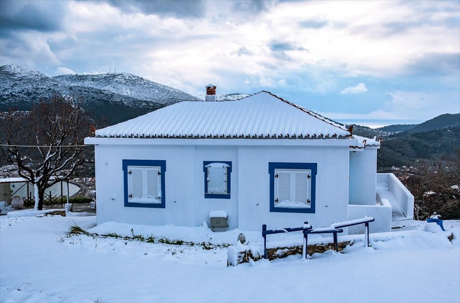 Η Σκόπελος ντύθηκε στα λευκά. Στα λευκά έχει ντυθεί από χθες το νησί της Σκοπέλου. Σε αρκετά σημεία του νησιού των Βόρειων Σποράδων το χιόνι έχει αγγίξει το ένα μέτρο, ενώ πολύ δύσκολη είναι η μετακίνηση λόγω της ολισθηρότητας του οδικού δικτύου.