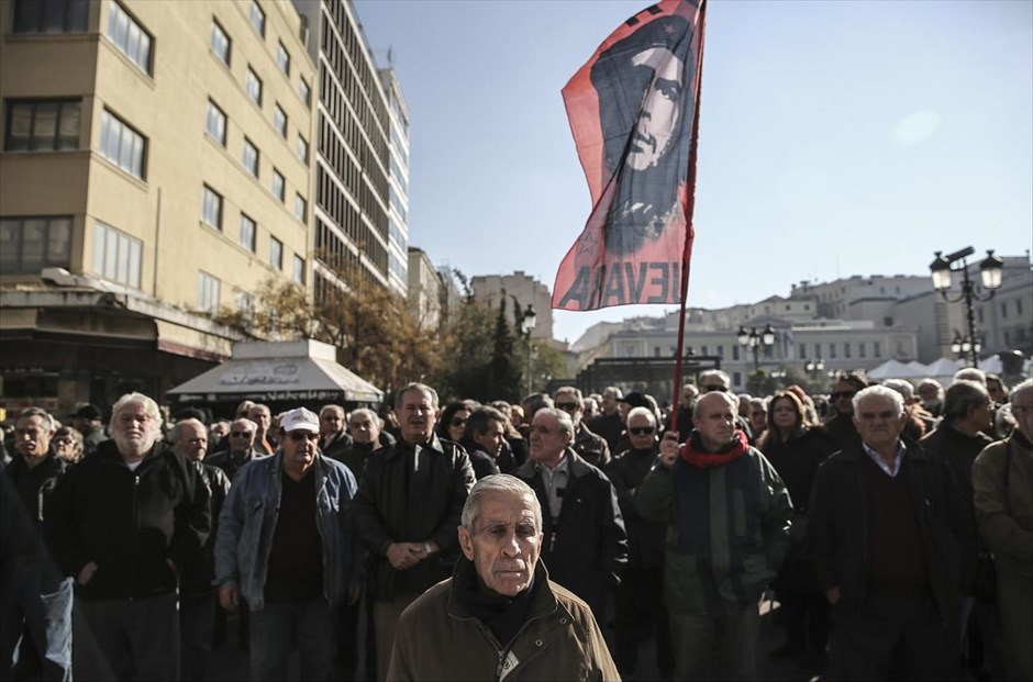 «Όχι» στο σχέδιο για το ασφαλιστικό είπαν οι συνταξιούχοι. Στους δρόμους βγήκαν οι συνταξιούχοι, πραγματοποιώντας συλλαλητήριο στο κέντρο της Αθήνας, ενάντια στο κυβερνητικό σχέδιο για το ασφαλιστικό και στις μειώσεις συντάξεων. Αρχικά συγκεντρώθηκαν στην πλατεία Κοτζιά και στη συνέχεια πραγματοποίησαν πορεία προς το υπουργείο Εργασίας. Αντιπροσωπεία τους συνάντησε τον υφυπουργό Εργασίας Τάσο Πετρόπουλο, ζητώντας του να αρθούν κάποιες από τις διατάξεις του νομοσχεδίου, ενώ εξερχόμενοι δήλωσαν αποφασισμένοι να συνεχίσουν τον αγώνα τους μέχρι να δικαιωθούν.