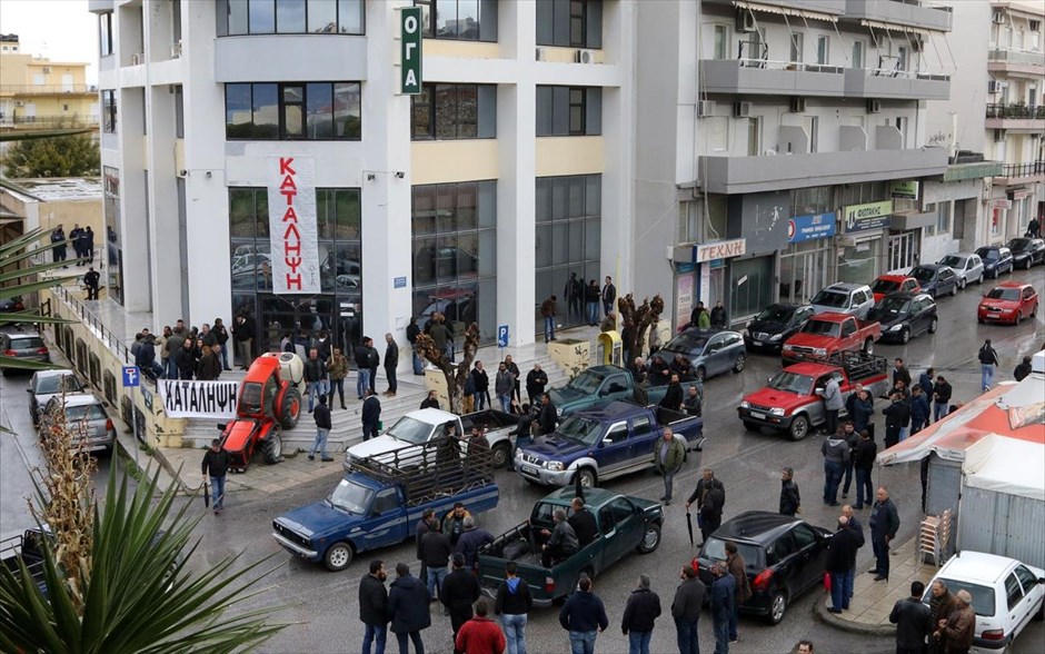 Συμβολικός αποκλεισμός του περιφερειακού καταστήματος του ΟΓΑ στο Ηράκλειο. Κατάληψη του περιφερειακού καταστήματος του ΟΓΑ στο Ηράκλειο Κρήτης από τους αγρότες.