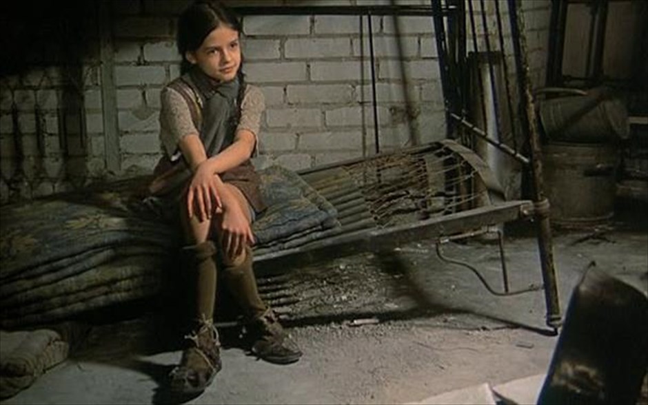 «Ιάκωβος, ο ψεύτης». Ήρωάς της ταινίας,&nbsp;«Ιάκωβος, ο ψεύτης», είναι ο Εβραίος Ιάκωβος, ο οποίος, προς το τέλος του Β΄ Παγκόσμιου Πολέμου, βρίσκεται σε ένα εβραϊκό γκέτο. Όταν ακούει τυχαία από το γερμανικό ράδιο ότι οι Ρώσοι νικούν στο Μέτωπο και πλησιάζουν προς το μέρος τους, μεταβιβάζει την είδηση στους συγκρατούμενούς του.