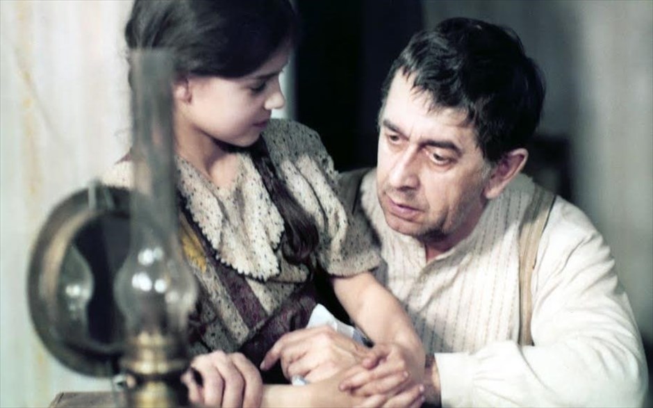 «Ιάκωβος, ο ψεύτης». Ήρωάς της ταινίας,&nbsp;«Ιάκωβος, ο ψεύτης», είναι ο Εβραίος Ιάκωβος, ο οποίος, προς το τέλος του Β΄ Παγκόσμιου Πολέμου, βρίσκεται σε ένα εβραϊκό γκέτο. Όταν ακούει τυχαία από το γερμανικό ράδιο ότι οι Ρώσοι νικούν στο Μέτωπο και πλησιάζουν προς το μέρος τους, μεταβιβάζει την είδηση στους συγκρατούμενούς του. Επειδή κανείς δεν το πιστεύει, εφευρίσκει διάφορα ψέματα, που ανεβάζουν το ηθικό της κοινότητας και μειώνουν τις αυτοκτονίες.