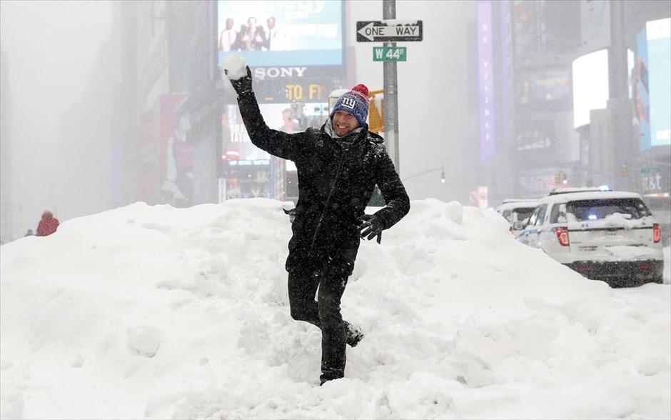 ΗΠΑ - Χιονοθύελλα - χιόνι - Νέα Υόρκη. Στιγμιότυπο από την πλατεία Τάιμς, στη Νέα Υόρκη.