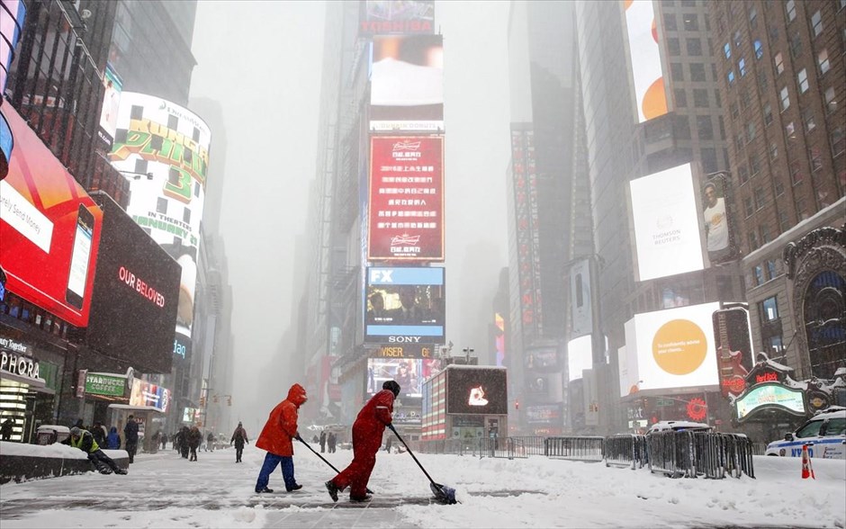 ΗΠΑ - Χιονοθύελλα - χιόνι - Νέα Υόρκη. Στιγμιότυπο από την πλατεία Τάιμς, στη Νέα Υόρκη.