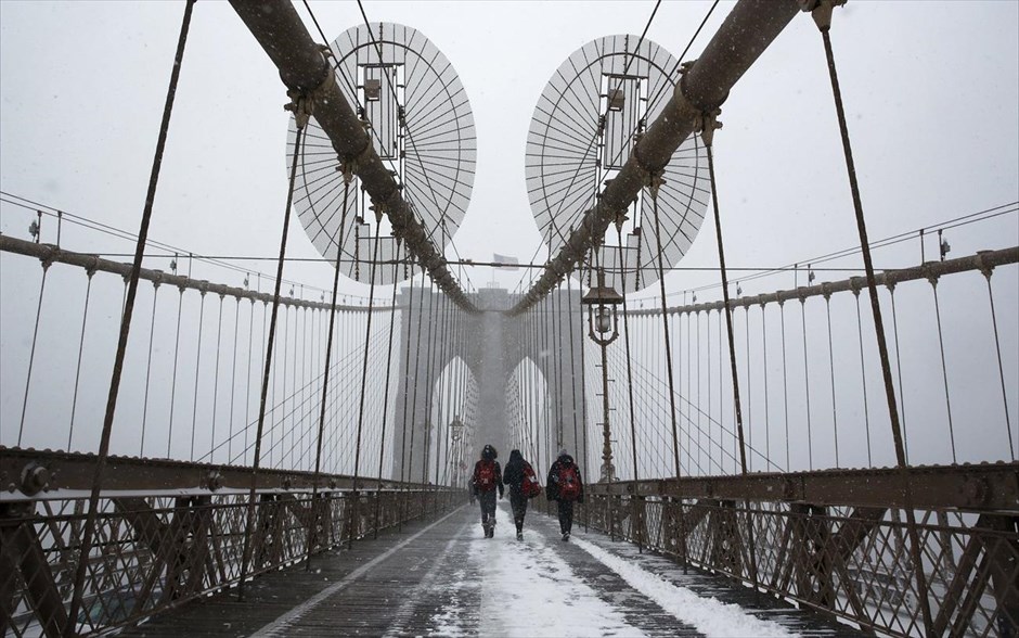 ΗΠΑ - Χιονοθύελλα - χιόνι - Νέα Υόρκη. Η γέφυρα του Μπρούκλιν, στη Νέα Υόρκη.