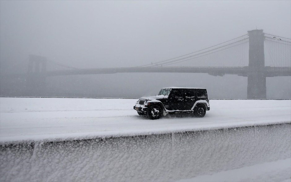 ΗΠΑ - Χιονοθύελλα - χιόνι - Νέα Υόρκη. Στιγμιότυπο από τη γέφυρα του Μπρούκλιν, στη Νέα Υόρκη.