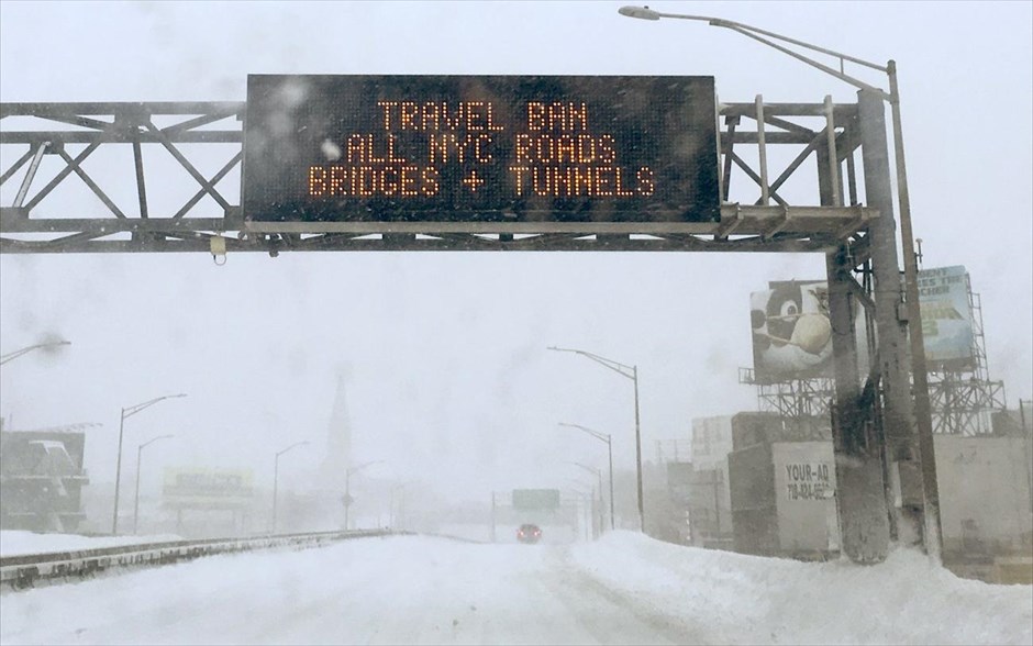 ΗΠΑ - Χιονοθύελλα - χιόνι - Νέα Υόρκη. Στιγμιότυπο από τον αυτοκινητόδρομο Λονγκ Άιλαντ, στο Κουίνς, στη Νέα Υόρκη.