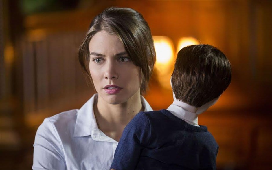 «The boy». «The boy»: Στο θρίλερ του Γουίλιαμ Μπρεντ Μπελ, με τους Λόρεν Κόαν, Ρούπερτ Έβανς, Νταιάνα Χάρντκασλ, Τζιμ Νόρτον, Μπεν Ρόμπσον και Τζέιμς Ράσελ, μία κοπέλα, θέλοντας να ξεφύγει από το σκοτεινό παρελθόν της, βρίσκει δουλειά ως νταντά σε ένα απομακρυσμένο αγγλικό χωριό. Όμως, το οκτάχρονο αγόρι, που πρέπει να φροντίσει, είναι μια μεγάλη πορσελάνινη κούκλα. Οι κανόνες, που της δίνουν οι «γονείς» του, είναι αυστηροί και δεν πρέπει ποτέ να τους παραβεί… &nbsp;