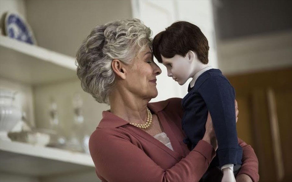 «The boy». «The boy»: Στο θρίλερ του Γουίλιαμ Μπρεντ Μπελ, με τους Λόρεν Κόαν, Ρούπερτ Έβανς, Νταιάνα Χάρντκασλ, Τζιμ Νόρτον, Μπεν Ρόμπσον και Τζέιμς Ράσελ, μία κοπέλα, θέλοντας να ξεφύγει από το σκοτεινό παρελθόν της, βρίσκει δουλειά ως νταντά σε ένα απομακρυσμένο αγγλικό χωριό. Όμως, το οκτάχρονο αγόρι, που πρέπει να φροντίσει, είναι μια μεγάλη πορσελάνινη κούκλα. Οι κανόνες, που της δίνουν οι «γονείς» του, είναι αυστηροί και δεν πρέπει ποτέ να τους παραβεί… &nbsp;
