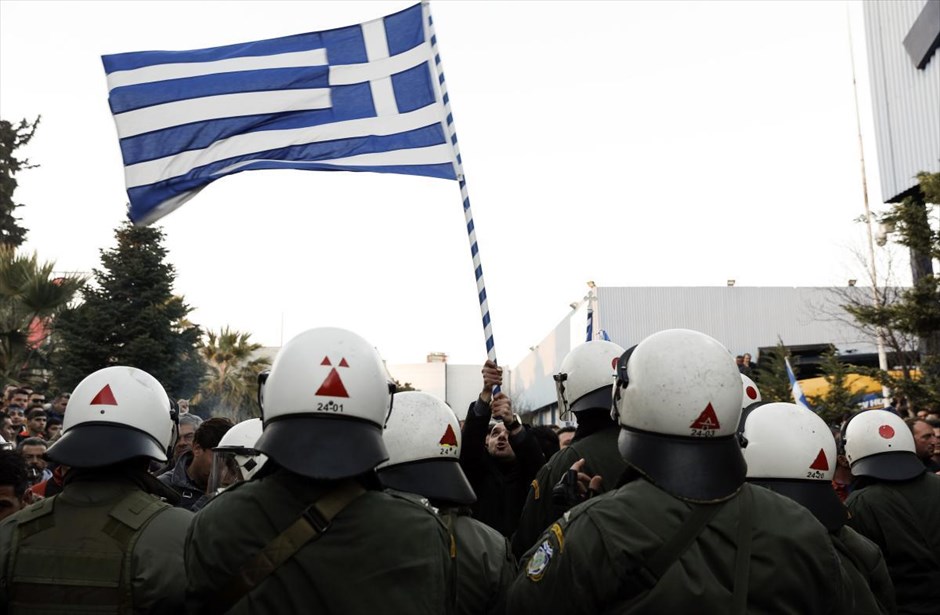 Επεισόδια στο συλλαλητήριο των αγροτών στη Θεσσαλονίκη. Δυναμικό «παρών» έδωσαν χθες αγρότες, κτηνοτρόφοι και αλιείς από 75 μπλόκα, στο συλλαλητήριο που έγινε στη Θεσσαλονίκη, με αφορμή την προγραμματισμένη τελετή εγκαινίων της 26ης Agrotica, η οποία τελικά ματαιώθηκε. Λίγο πριν τις 16.00 το μεσημέρι οι συμμετέχοντες στην κινητοποίηση, επιχείρησαν να εισέλθουν στους χώρους της 26ης Agrotica από την πλαϊνή είσοδο, δίπλα στον Πύργο του ΟΤΕ,&nbsp;δεδομένου ότι ήταν «φραγμένη» με περισσότερα από πέντε λεωφορεία των ΜΑΤ η είσοδος στο συνεδριακό κέντρο επί της Λεωφόρου Στρατού. Στη συνέχεια, λόγω της αστυνομικής δύναμης που δεν τους το επέτρεπε, κατευθύνθηκαν λίγο πιο πάνω, για να μπουν στο Ιωάννης Βελλίδης από την πίσω είσοδο. Επικράτησε ένταση, ορισμένοι πέταξαν πίσω από τις δυνάμεις των ΜΑΤ κροτίδες λάμψης και αφού ζητήθηκε από συμμετέχοντες στην κινητοποίηση να «ηρεμήσουν τα πνεύματα», ξεκίνησε ένας διάλογος με την αστυνομία.