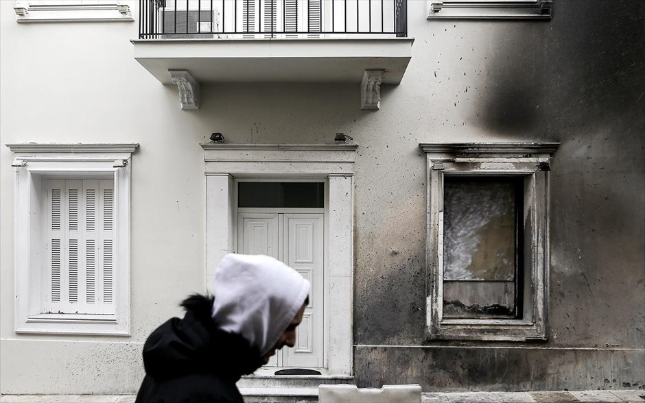 Επίθεση με βόμβες μολότοφ στο σπίτι του Αλέκου Φλαμπουράρη. Επίθεση με βόμβες&nbsp;μολότοφ εξαπέλυσαν άγνωστοι λίγο πριν από&nbsp;τα μεσάνυχτα της Παρασκευής&nbsp;κατά της οικίας του υπουργού Επικρατείας Αλέκου Φλαμπουράρη, στην οδό Βουλγαροκτόνου στα Εξάρχεια. Σύμφωνα με αστυνομικές πηγές, οι άγνωστοι έριξαν περίπου 10 μολότοφ, ενώ δύο αυτοκίνητα που ήταν σταθμευμένο έξω από την οικία του υπουργού υπέστησαν ζημιές από τη φωτιά που προκλήθηκε.