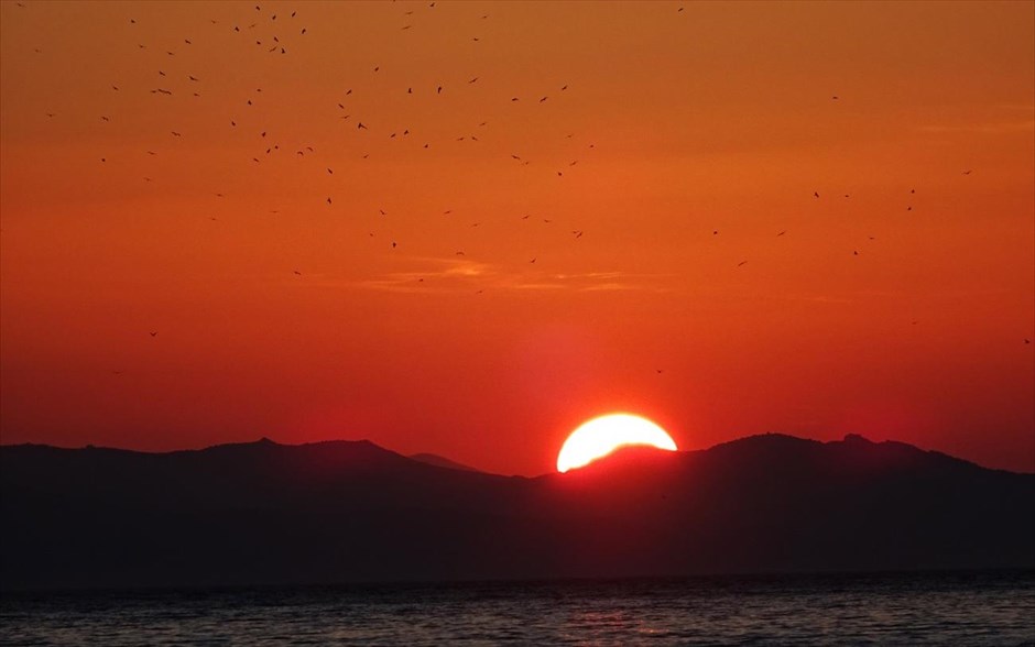 Ηλιοβασίλεμα στη Βούλα. Με πίνακα ζωγραφικής μοιάζει ο ουρανός στη Βούλα κατά το ηλιοβασίλεμα.