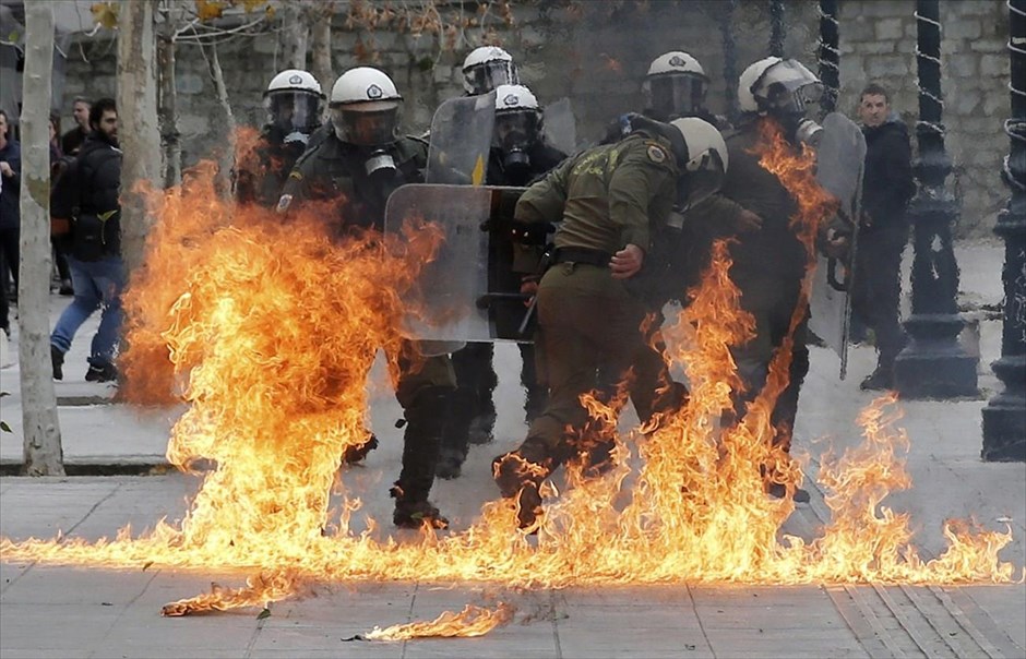 Επεισόδια κατα την διάρκεια της πορείας της ΓΣΕΕ-ΑΔΕΔΥ για το ασφαλιστικο. Επεισόδια στην πλατεία Συντάγματος, κατά τη διάρκεια της πορείας της ΓΣΕΕ-ΑΔΕΔΥ για το ασφαλιστικο. Νεαροί πέταξαν&nbsp;βόμβες μολότοφ σε δυνάμεις των ΜΑΤ, που απάντησαν&nbsp;με δακρυγόνα και κρότου λάμψης.