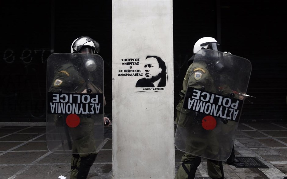 Πορεία - απεργία - ασφαλιστικό . Στένσιλ με το πρόσωπο του υπουργού Εργασίας Γιώργου Κατρούγκαλου στο κέντρο της Αθήνας.&nbsp;