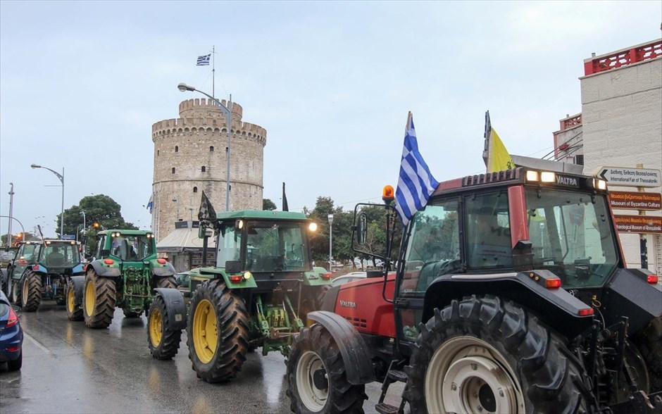 Στον Λευκό Πύργο τα τρακτέρ . Αγρότες από τέσσερα μπλόκα (πράσινα φανάρια, αερογέφυρα Θέρμης, Γιαννιτσών και Χαλκηδόνας)&nbsp;έφτασαν με τα τρακτέρ τους στον Λευκό Πύργο. Με πολύωρους αποκλεισμούς δρόμων συνεχίζουν τις κινητοποιήσεις οι αγρότες, με την προοπτική κλιμάκωσης να θεωρείται πολύ πιθανή και να διατυπώνονται προτάσεις ακόμη και για κυκλοφοριακό μπλακ-άουτ από το Σάββατο.