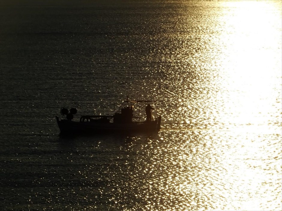 Ψάρεμα στο Καβούρι. Ένας άντρας έχει βγει με τη βάρκα του για ψάρεμα, στο Καβούρι Αττικής.
