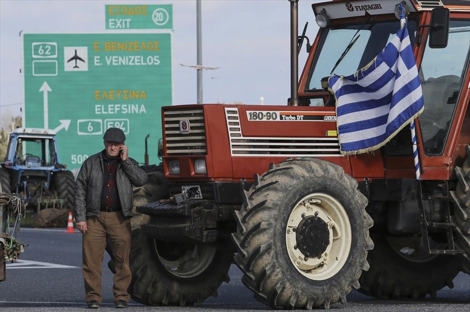 «Απόβαση» στην Αθήνα αποφάσισαν οι αγρότες. «Απόβαση» στην Αθήνα αποφάσισαν να πραγματοποιήσουν οι αγρότες που συμμετείχαν στη σημερινή πανελλαδική συνάντηση στη Νίκαια της Θεσσαλίας.&nbsp;Οι αγρότες, εκπροσωπώντας 68 μπλόκα σ’ όλη την Ελλάδα, αποφάσισαν να μεταβούν την Παρασκευή στην Αθήνα και να «στρατοπεδεύσουν» στο Σύνταγμα, για τουλάχιστον δύο ημέρες. Στη φωτογραφία, το μπλόκο&nbsp;αγροτών του Μαρκόπουλου στην έξοδο 20 της Αττικής Οδού προς Κορωπί.