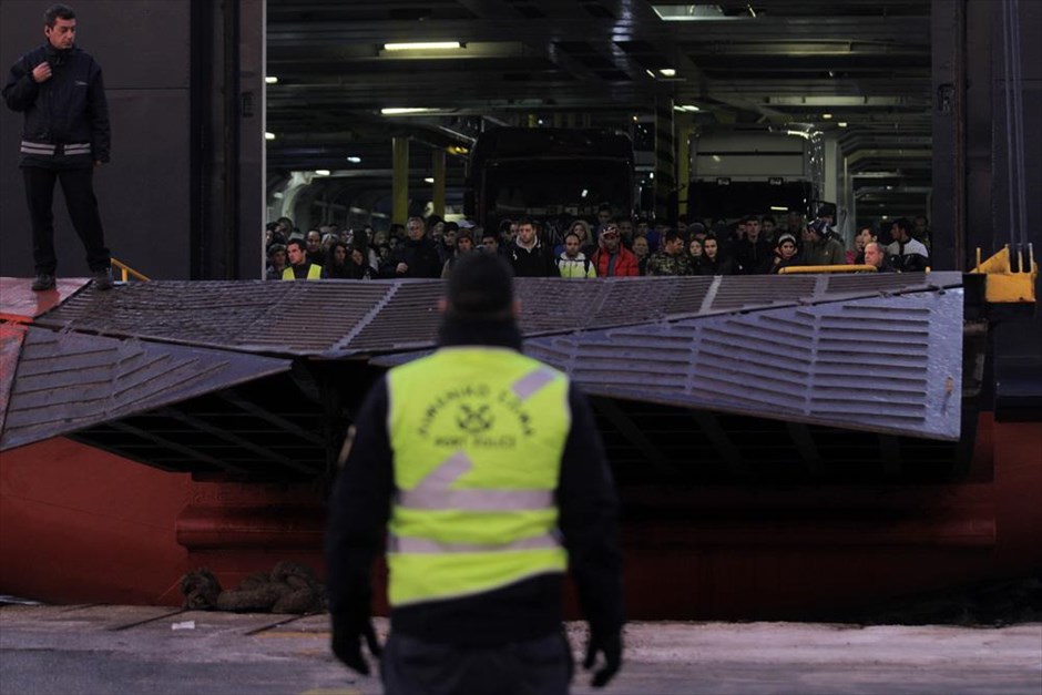 Αποβίβαση στο λιμάνι του Πειραιά. Πρόσφυγες και μετανάστες αποβιβάζονται από το επιβατηγό Νήσος Ρόδος στο λιμάνι του Πειραιά προερχόμενοι από Χίο και Μυτιλήν την Τετάρτη 10 Φεβρουαρίου 2016. Η ροή των προσφύγων και μεταναστών προς τα σύνορα γίνεται με καθυστέρηση λόγω των μπλόκων των αγροτών στους αυτοκινητόδρομους. Αρκετοί νοαφιχθέντες πρόσφυγες και μετανάστες παραμένουν για λίγες ώρες στις αίθουσες αναμονής του ΟΛΠ όπου δέχονται την βοήθεια εθελοντών και αλληλέγγυων.
