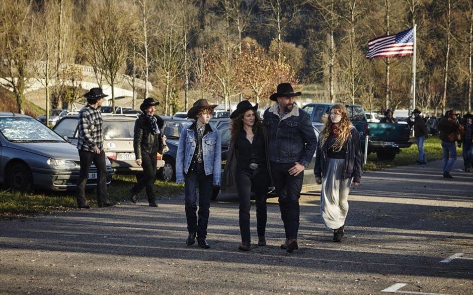 «Les cowboys». Ο - υποψήφιος για Όσκαρ - σεναριογράφος της ταινίας «Ο προφήτης», Τομά Μπιντεγκέν, στο σκηνοθετικό του ντεμπούτο «Les cowboys». ένας άνδρας ψάχνει απεγνωσμένα την απαχθείσα 16άχρονη κόρη του, με τη βοήθεια του νεαρού γιου του, ο οποίος αποφασίζει να θυσιάσει τα καλύτερά του χρόνια, προκειμένου να σταθεί στο πλευρό του πατέρα του.