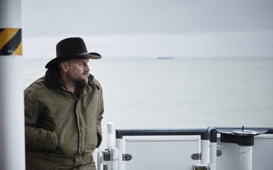 «Les cowboys». Ο - υποψήφιος για Όσκαρ - σεναριογράφος της ταινίας «Ο προφήτης», Τομά Μπιντεγκέν, στο σκηνοθετικό του ντεμπούτο «Les cowboys». ένας άνδρας ψάχνει απεγνωσμένα την απαχθείσα 16άχρονη κόρη του, με τη βοήθεια του νεαρού γιου του, ο οποίος αποφασίζει να θυσιάσει τα καλύτερά του χρόνια, προκειμένου να σταθεί στο πλευρό του πατέρα του.