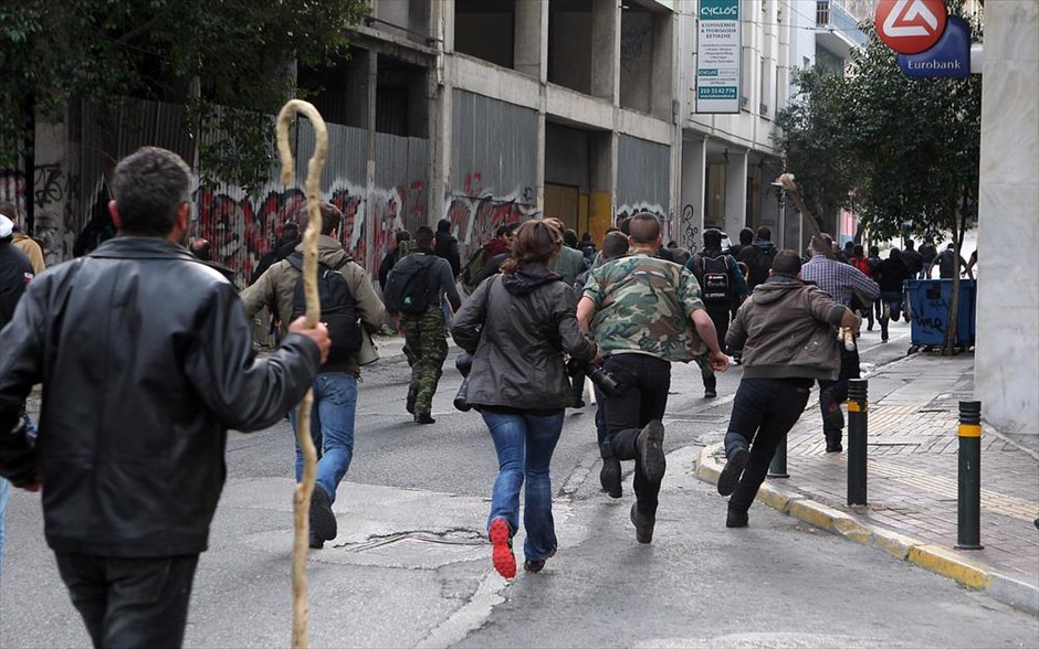 Αγρότες - Κρήτη - Πλατεία Καραϊσκάκη . Μικρής διάρκειας ένταση σημειώθηκε στην πλατεία Καραϊσκάκη με πρωταγωνιστές Κρητικούς αγρότες, όταν η αστυνομία αποφάσισε να μην επιτρέψει σε αγροτικό όχημα που μετέφερε αγροτικά προϊόντα να φθάσει στο υπουργείο Αγροτικής Ανάπτυξης.